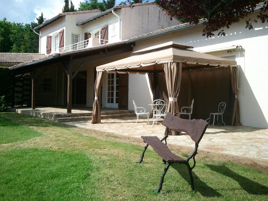 Mas Du Trezon Bed & Breakfast Cholet Bagian luar foto